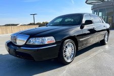 no-reserve-6k-mile-2010-lincoln-town-car-signature-sold-for-v0-22f5tw6EsGO1crJF2hx912St8h0AtDs...jpg
